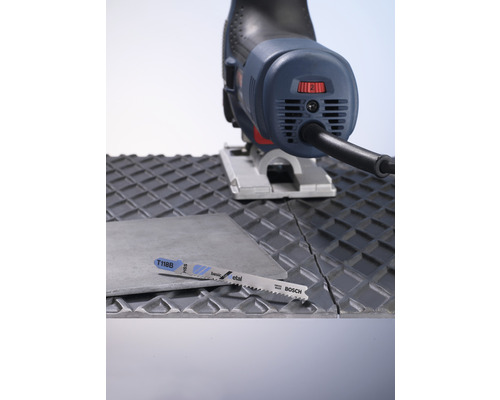 Přímočará pila a pilový list řežou dlaždici