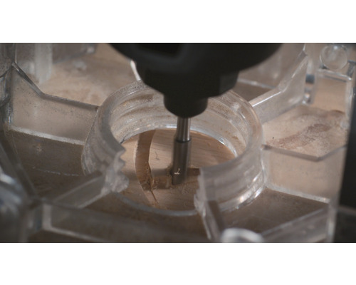 Horní frézka v provozu na kusu dřeva