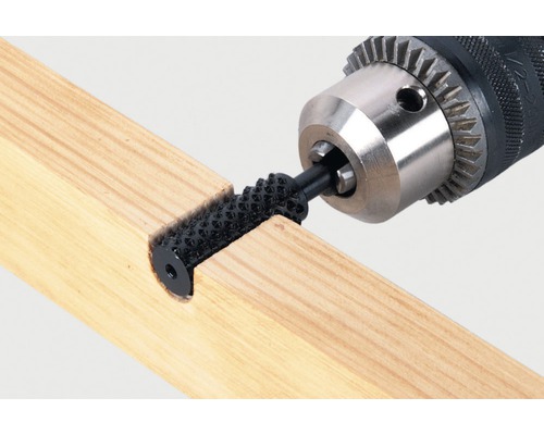 Dřevoobráběcí fréza s vrtačkou na kusu dřeva