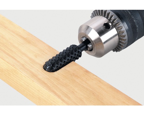 Rotační rašple na vrtačce při opracování kusu dřeva