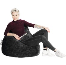 Žena sedí na šedém sedacím vaku