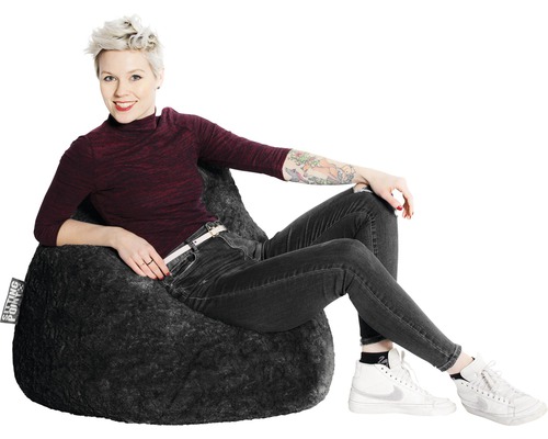 Žena sedí na šedém sedacím vaku