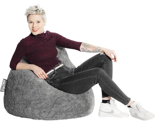 Žena sedí v šedém sedacím vaku.