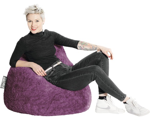 Žena sedí na fialovém sedacím vaku