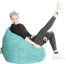 Žena sedí uvolněně na tyrkysovém sedacím vaku