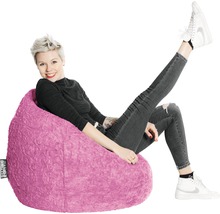 Žena sedí uvolněně v růžovém sedacím vaku