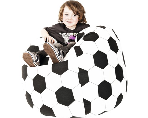 Chlapec sedí na sedacím vaku s fotbalovým vzorem