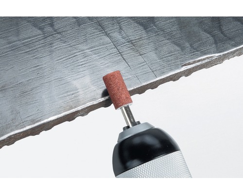 Rotační brusný nástroj s brusným nástavcem pro opracování kovového povrchu