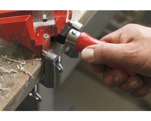 Ruka ovládá rohovou svěrku na obrobku