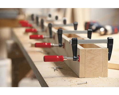 Dřevěný obrobek je slepen svorkami