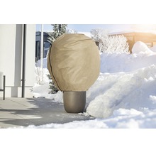 Květináč se zimní ochrannou kapucí v zasněžené zahradě