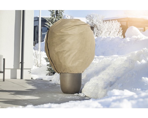 Květináč se zimní ochrannou kapucí v zasněžené zahradě