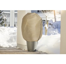 Květináč se zimním ochranným krytem v zasněženém venkovním prostředí