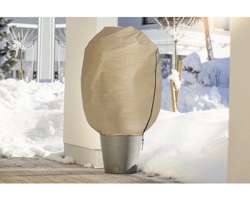 Květináč se zimním ochranným krytem v zasněženém venkovním prostředí