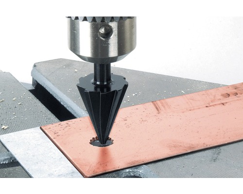 Odhrotovač na vrtačce při odhrotování kovové desky