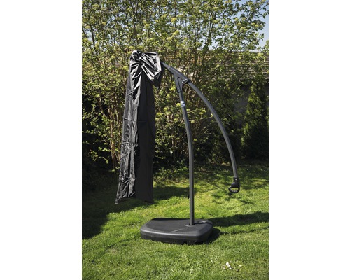 Volně stojící slunečník s ochranným obalem na trávníku