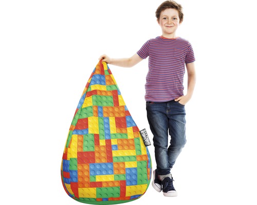 Chlapec vedle sedacího vaku s barevným vzorem stavebních bloků