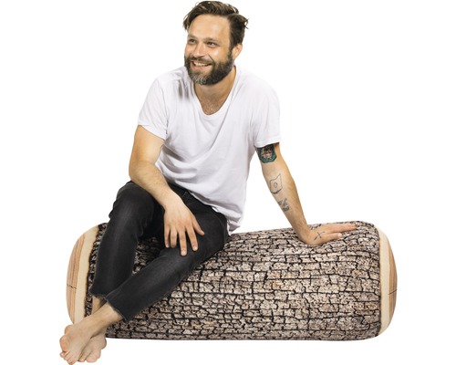 Muž sedí na sedacím vaku ve tvaru kmene stromu