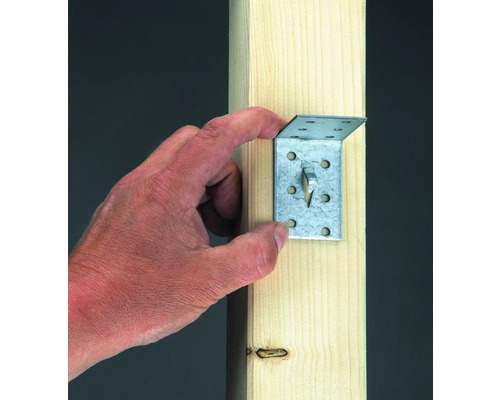 Kovový rohový konektor je připevněn k dřevěnému sloupku