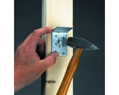 Úhelník pro jednu ruku se připevňuje kladivem k dřevěnému trámu