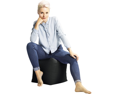 Žena sedí na černém sedacím vaku