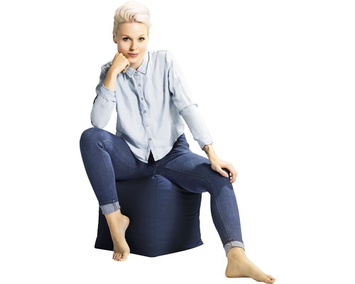 Žena sedí na sedacím vaku