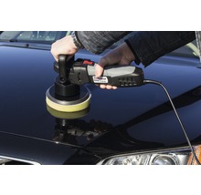 Osoba leští auto pomocí leštičky.