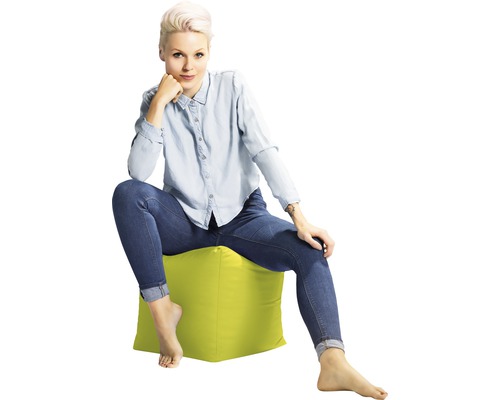 Žena sedí na sedacím vaku