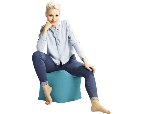 Žena sedí na sedacím vaku