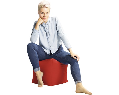 Žena sedí na sedací kostce