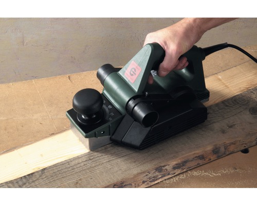 Elektrický hoblík opracovává dřevěnou desku