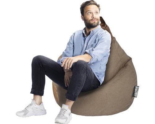 Muž sedí na hnědém sedacím vaku.