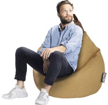 Muž sedí na sedacím vaku