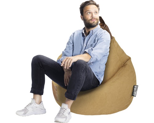 Muž sedí na sedacím vaku