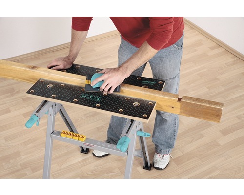 Muž brousí dřevo na pracovním stole Wolfcraft