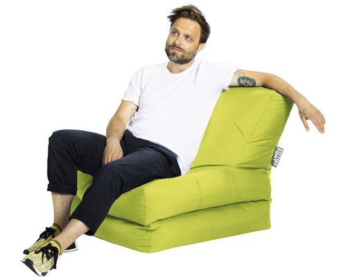 Muž sedí na zeleném sedacím křesle