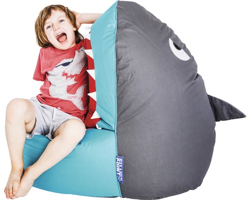 Chlapec sedí na sedacím vaku ve tvaru žraloka
