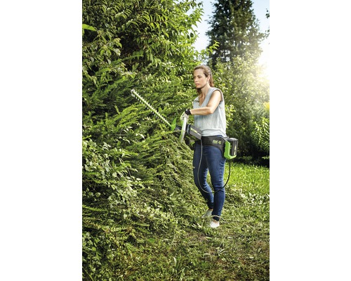 Žena stříhá živý plot pomocí akumulátorových nůžek na živý plot EGO Power Plus