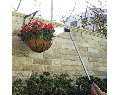 Zavlažování závěsné rostliny postřikovačem