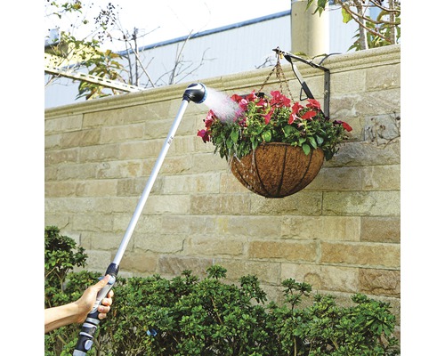 Zavlažování zahrady pomocí stříkací trysky na výložníku pro zalévání závěsné rostliny