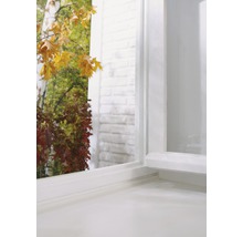 Detailní pohled na bílé okno s výhledem na podzimní zahradu