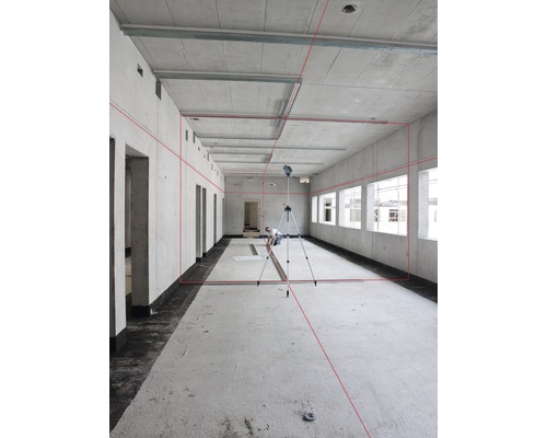 Interiér ve stavu hrubé stavby s laserem pro stavební práce