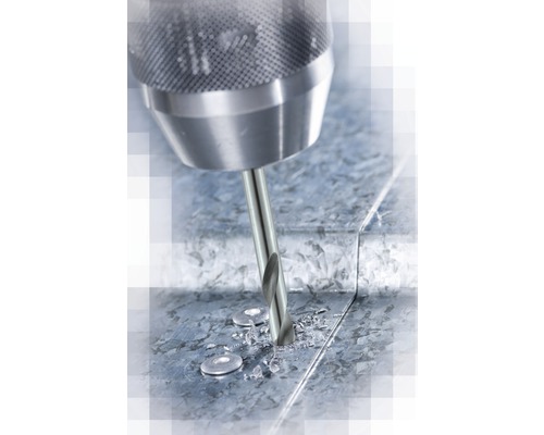 Kovový vrták vrtá kov