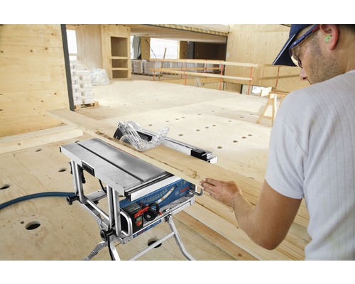 Stolní kotoučová pila při řezání dřeva v dílně