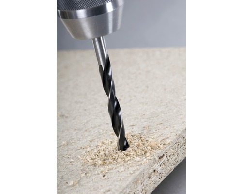 Vrtačka vrtá otvor do dřevěné desky.