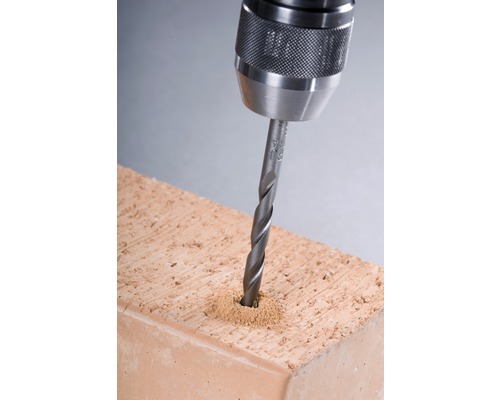 Vrtačka vrtá otvor do cihly
