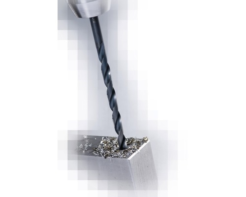 Kovový vrták vrtá do obrobku