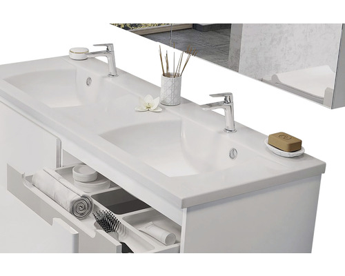 Dvojité umyvadlo s otevřenou zásuvkou a koupelnovými doplňky