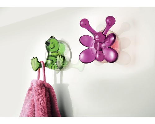 Dva průhledné nástěnné háčky ve tvaru zvířat, jeden s ručníkem