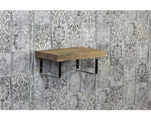 Dřevěná police s kovovou podpěrou na vzorované zdi